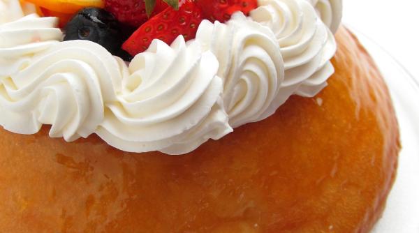rum baba stramosul savarinei inecat in rom este un desert genial