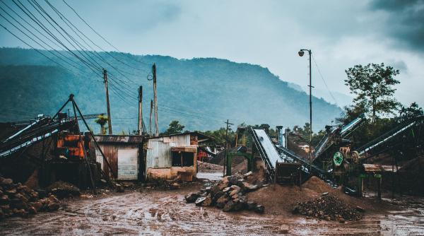 600 de persoane si au pierdut viata din cauza inundatiilor