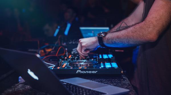 un dj de radio a fost gasit mort in padure a fost rapit alaturi de iubita sa