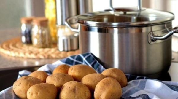 cartofii vor fierbe mai repede daca vei pune acest ingredient in apa