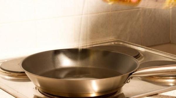 cea mai murdara tigaie poate fi curatata cu un pahar de apa un truc cu care vei economisi detergent