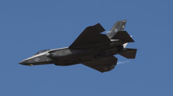 initiativa reprobabila a chinei angajeaza piloti britanici care sa ii instruiasca pe cei chinezi londra a reactionat dur