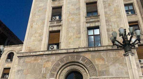 o persoana ar ameninta ca se arunca de pe casa presei