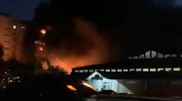 zeci de mii de bucuresteni au vazut proiectiile spotlight de pe calea victoriei si arcul de triumf