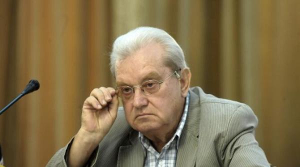 domnule profesor mencinicopschi n am putut niciodata sa va spun pe nume la 8 ani imi erati nenea meni azi imi sunteti lacrima pe obraz si o amintire in alb negru