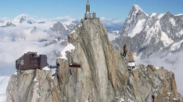 telecabina spectacol din alpi leaga franta si italia pe calea aerului la peste 3000 de metri inaltime