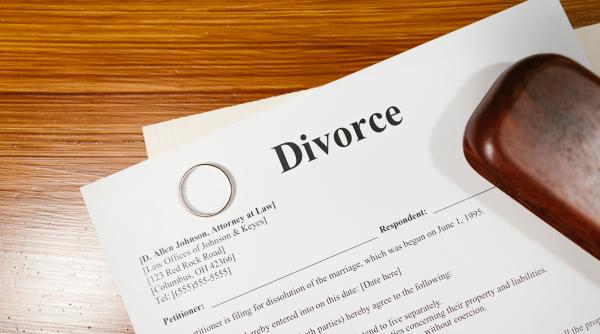 un nou studiu asociaza riscul de divort cu menopauza