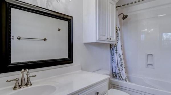 cum sa speli perfect oglinda din baie in 3 pasi