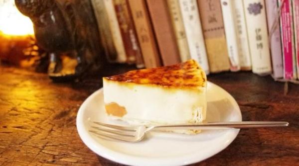 desert japonez din oua si ciocolata alba fara faina si fara lapte este divin