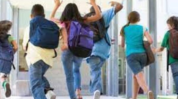 elevii in vacanta de vineri dupa finalizarea cursurilor