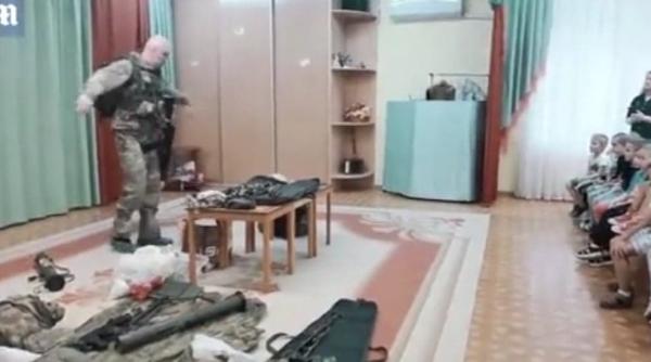 imagini socante de la o gradinita din rusia copiii de 4 si 5 ani sunt invatati sa foloseasca mitraliere si grenade