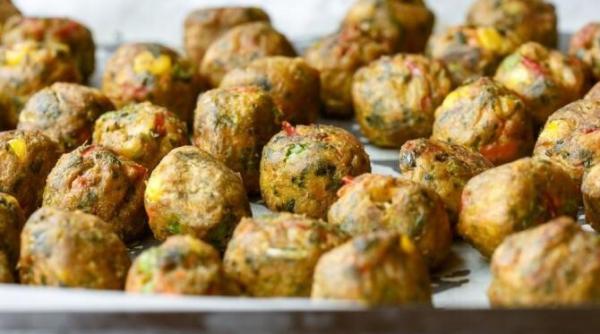 ai un dovlecel un cartof si un morcov prepara niste chiftele fabuloase legumele sunt mai gustoase asa