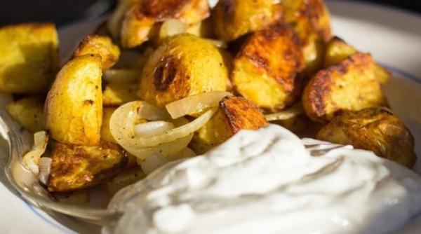 cartofi rustici in crusta crocanta sunt mai gustosi decat cei de la restaurant