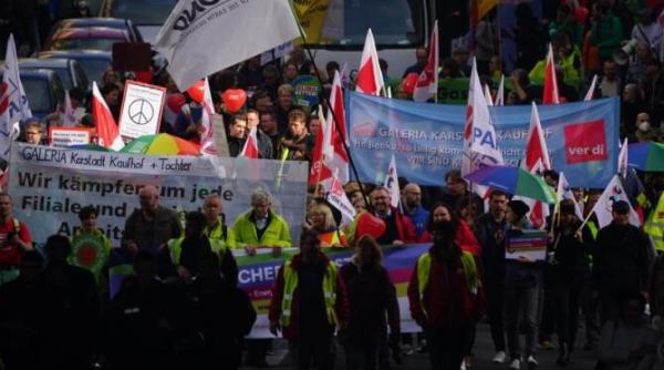 proteste in germania zeci de mii de oameni au iesit in strada pentru a cere ajutor in fata preturilor mari la energie guvernul distribuie fondurile cu stropitoarea