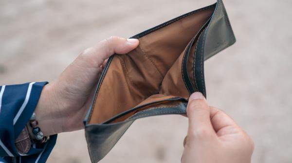 sondaj aproape 60prc dintre romani declara ca situatia financiara li s a inrautatit