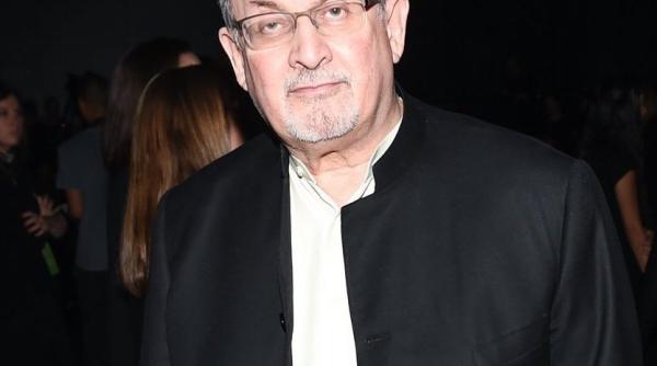 urmarile atacului lui salman rushdie si a pierdut un ochi si nu mai poate folosi o mana