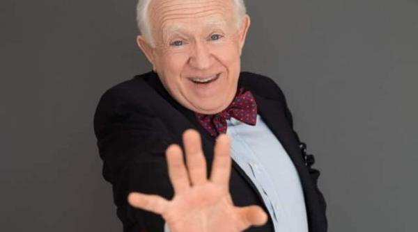 a murit comediantul leslie jordan a intrat cu masina frontal intr o cladire