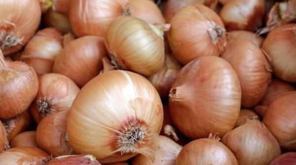 nu mai aruncati cojile de ceapa le puteti folosi pentru a da aroma bucatelor