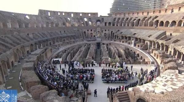 premiera mondiala liderii religiosi ai planetei reuniti intr o rugaciune pentru pace la colosseum
