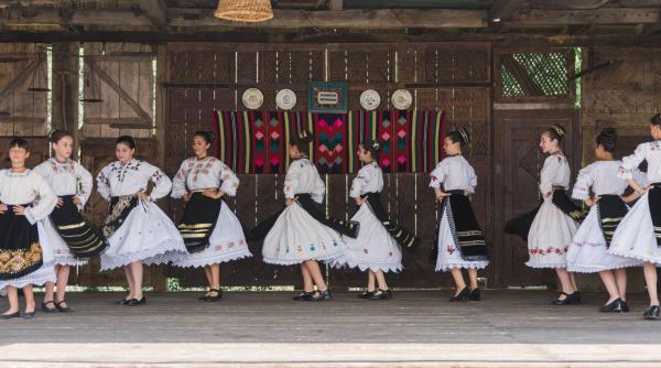 traditii si superstitii de sfantul dumitru sau samedru cum isi gaseau fetele de maritat ursitul