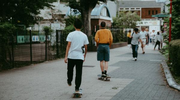 adolescent de 19 ani batut pe strada de doi tineri in dambovita