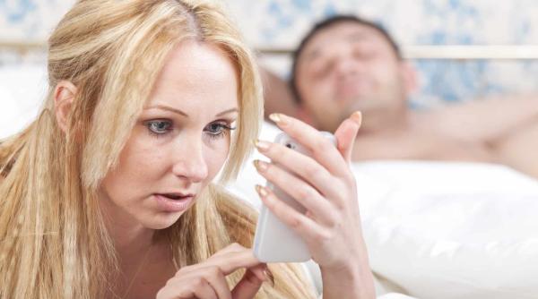 cand verifici telefonul partenerului semn de relatie toxica