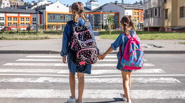 pedibus programul prin care elevii sunt incurajati sa mearga pe jos la scoala aplicat deja in mai multe orase din tara