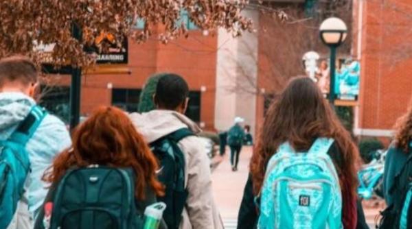 programul bani de liceu aproape 21 000 de liceeni vor primi bursa sociala