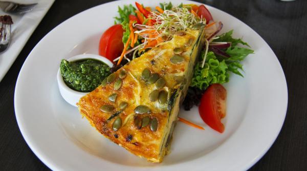 omleta iraniana reteta de kuku sabzi plina de arome