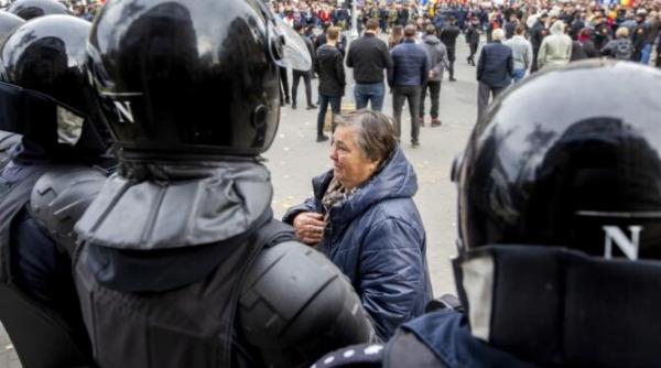 chisinau ciocniri intre politie si protestatari mii de moldoveni in strada