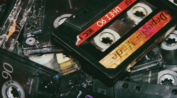 cum s au imbogatit unii din vanzarea casetelor cu spectacolele voua adrian fetecau se specializasera veneau cu casetofoane mari bagate in genti