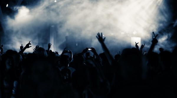 grupul voua spectacol cu 10 000 de oameni la caminele din regie adrian fetecau au spus ca ne batem joc de realitatile comuniste