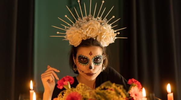 halloweenul in mexic sau dia de los muertes mirela vescan machiajele sunt duse intr o zona vesela ei spera sa se intalneasca cu stramosii lor