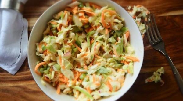 salata delicioasa de varza in stil oriental reteta simpla si rapida