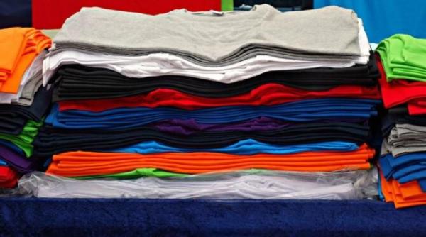 trei trucuri sigure pentru a spala hainele negre in masina de spalat fara a le decolora