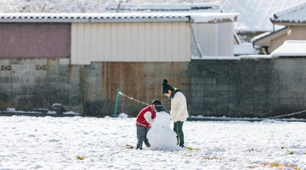 ministerul educatiei descurajeaza practicile scolilor care trec la orarul de iarna si reduc durata orelor si a pauzelor