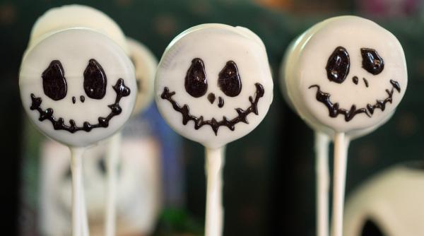 o mama ingrozita de ce a gasit in dulciurile pe care le au primit copiii sai de halloween