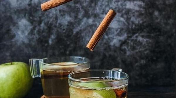 te simti fara energie consuma apa aromata cu mar si scortisoara hidrateaza si detoxifica organismul