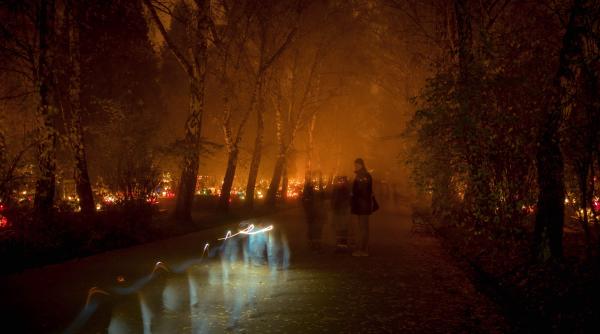 ziua mortilor sau luminatia oamenii se duc la mormintele celor dragi si aprind lumanari imagini in articol