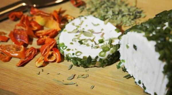 branza tartinabila facuta in casa are 90 de calorii si este delicioasa foloseste creativitatea si adauga condimentele preferate