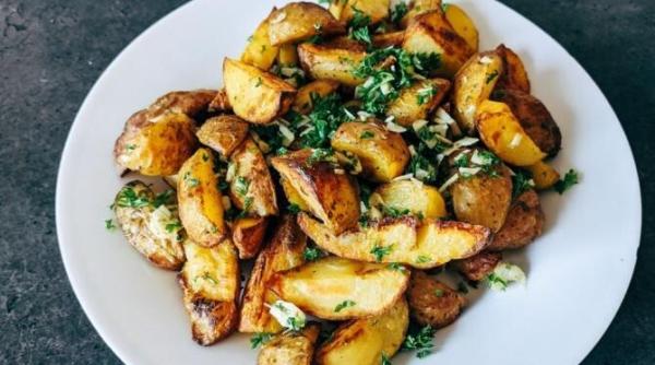 cartofi cu usturoi in stil taranesc aromati crocanti la exterior si moi la interior