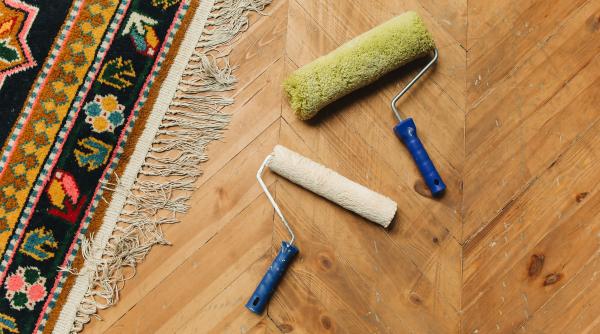 fostul proprietar i a lasat un mesaj sub tapet ce a aflat o tanara despre proprietatea pe care tocmai o cumparase