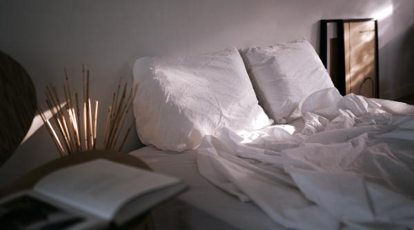 1 din 3 britanci isi spala lenjeria de pat doar o data pe an cat de des ar trebui sa o facem si la ce temperatura