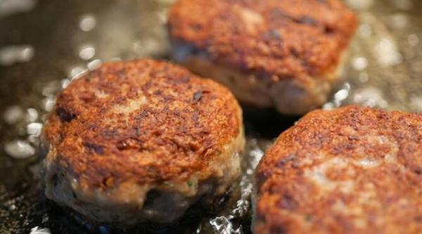 chiftelute italienesti din doua tipuri de carne si parmezan