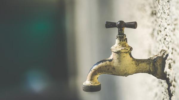 aproape 100 000 oameni din arges au ramas fara apa dupa ce pamantul ar fi plecat la vale de la cutremur autoritatile le recomanda oamenilor sa si faca provizii video