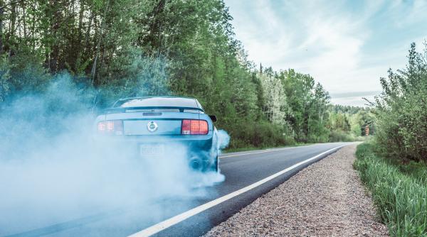 femeie calcata de trei ori de propria masina se afla in stare grava