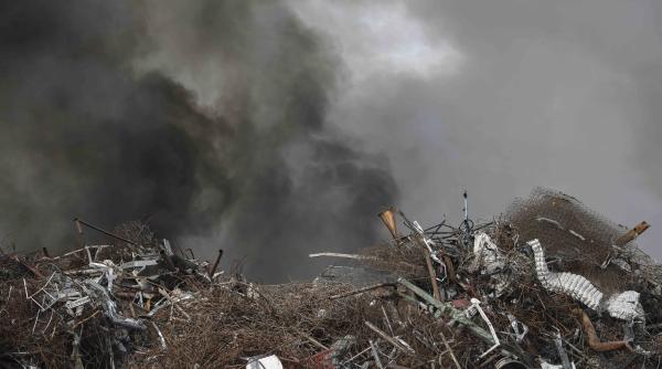 incendiu puternic la un centru de recoltare si reciclare deseuri de langa bucuresti