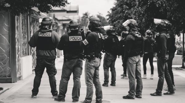 politistul care a fost gasit pe site urile pentru adulti este investigat oferea servicii de gigolo