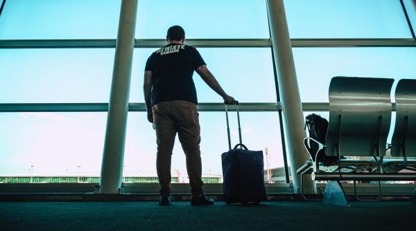 activisti pentru clima imbracati in salopete albe au blocat avioanele private pe aeroportul schiphol din amsterdam video