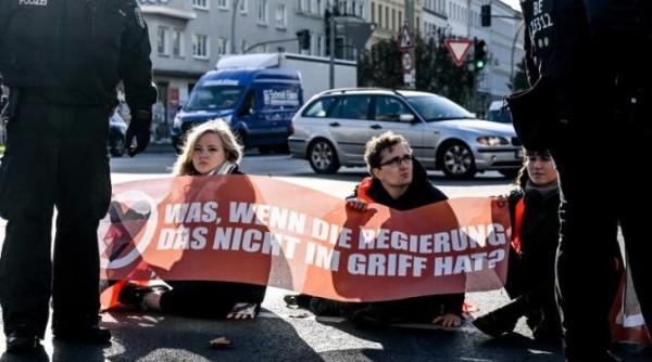 activistii germani pentru clima au blocat strazi din berlin si s au luat la bataie cu soferii in trafic